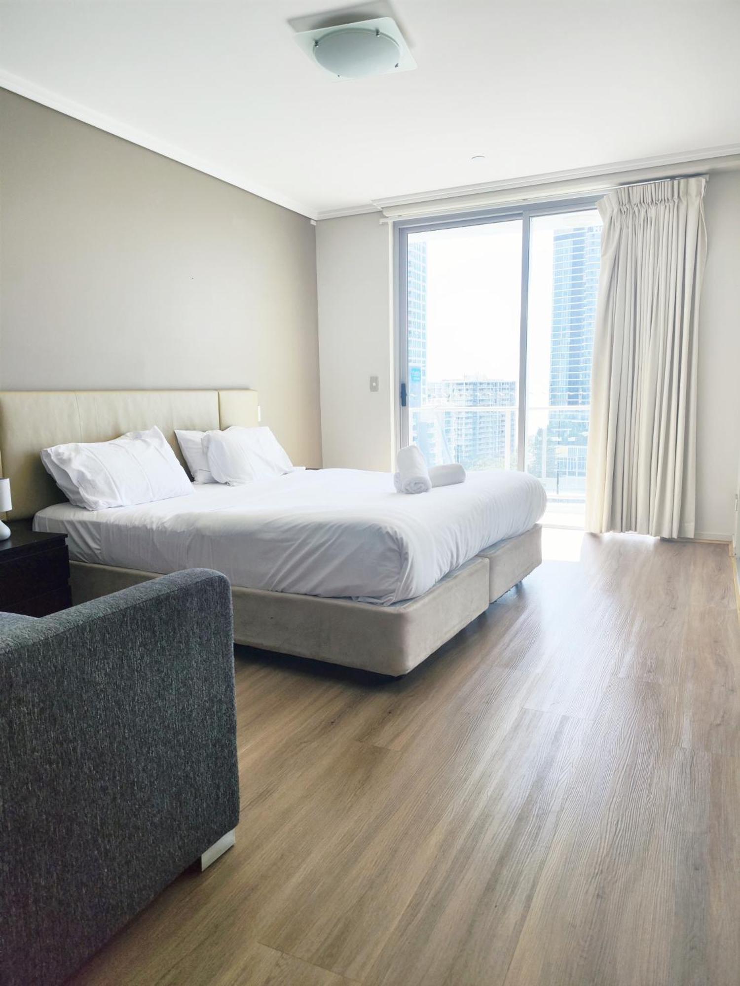 255 Sqm 3 Bedroom River Ocean View Surfers Paradise